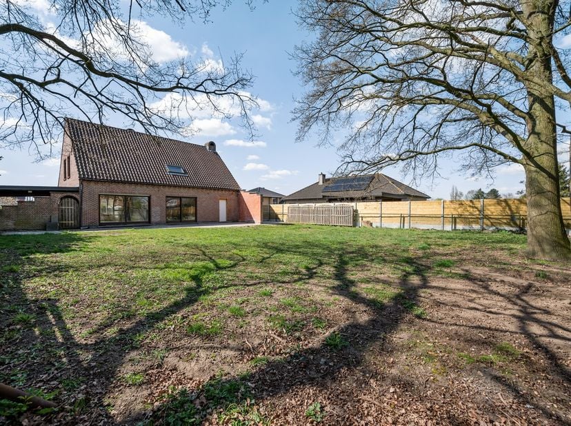 Op een uitstekende, kindvriendelijke locatie te Itegem bevindt zich deze te moderniseren vrijstaande woning op mooi perceel van 822 m².&lt;br /&gt;
&lt;br /&gt;
D