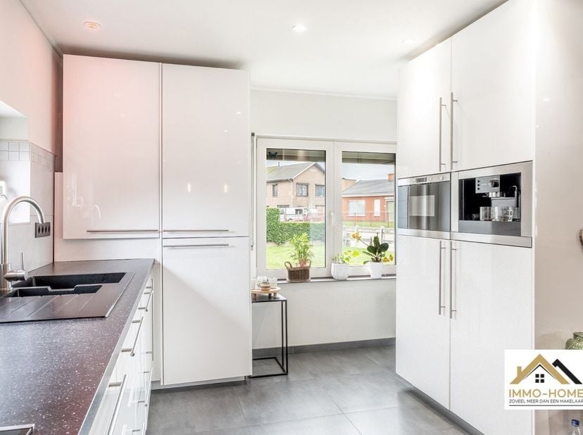 Deze reeds grotendeels gerenoveerde woning ligt in het rustige Sint-Kruiswinkel in een groene omgeving, en vlot bereikbaar. Via de inkomhal met vestia