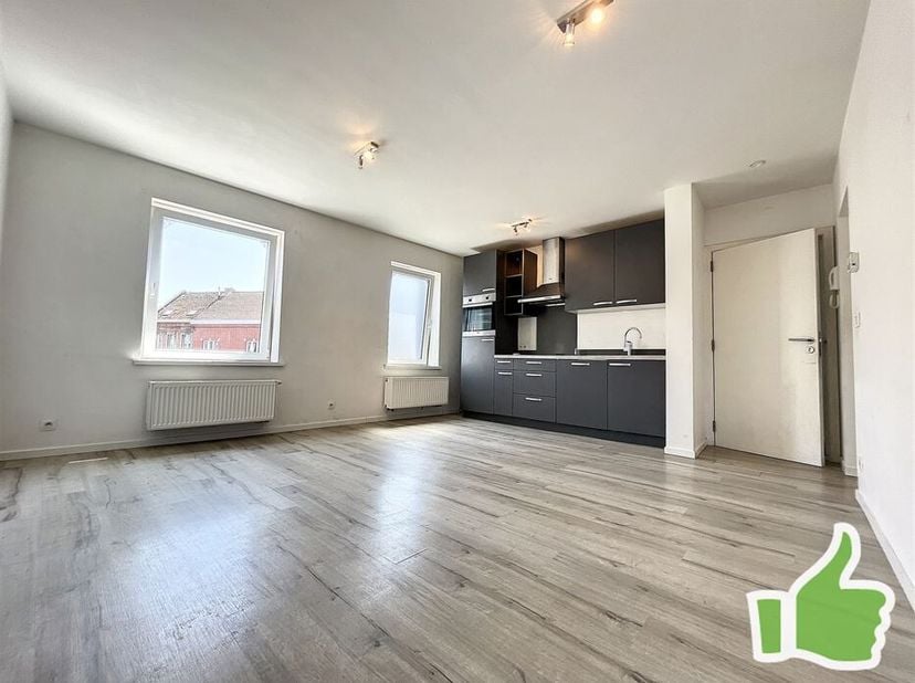 Appartement avec 1 chambre situé en plein centre ville&lt;br /&gt;
Living, cuisine meublée équipée (réfrigérateur, four, taque, hotte et lave-vaisselle), bu