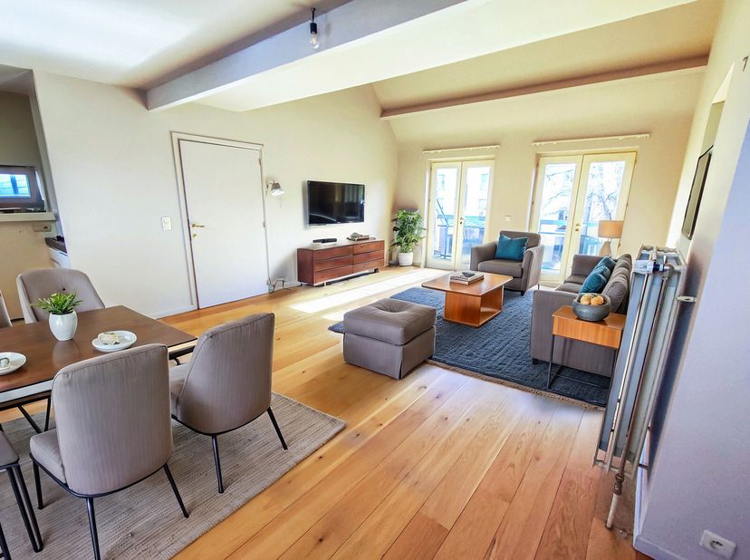 Lagence Leclercq a le plaisir de vous proposer un bel appartement deux chambres, situé au sein de la Résidence Services des 7 Fontaines à Tournai. Il