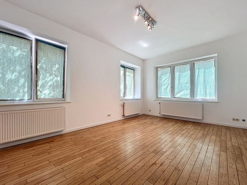 QUARTIER DANSAERT- Bel appartement au rez-de-chaussé d&#039;une superficie de ±117m² offrant un espace salon/salle à manger très lumineux, cuisine américai