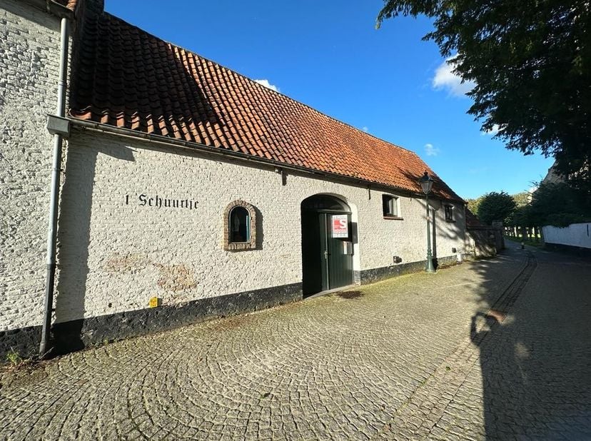 Deze voormalige parochiezaal onder de kerktoren is geschikt als atelier of opslagruimte , horeca en woonfunctie zijn uitgesloten.&lt;br /&gt;
&lt;br /&gt;
’t Schu