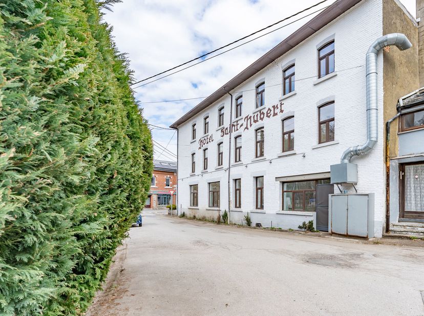 Immo By Julie biedt een unieke kans: dit hotel-restaurant is ideaal gelegen in het rustige dorpje Poix, vlakbij het treinstation en het centrum van Sa