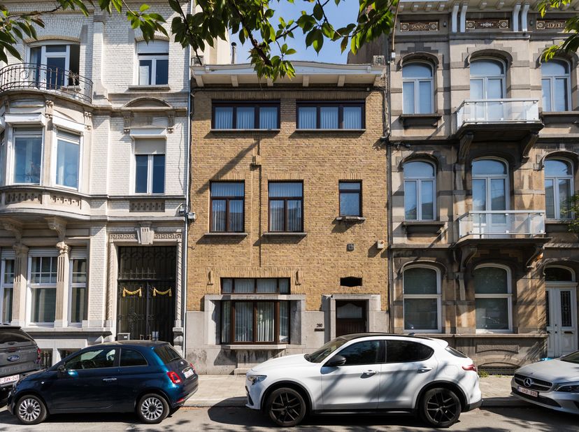SCHAARBEEK, op een steenworp van het Josaphatpark en het Meiserplein, huis (4 slpk/bureau/2 badk) met 327 m² bebouwde oppervlakte, gelegen op een perc