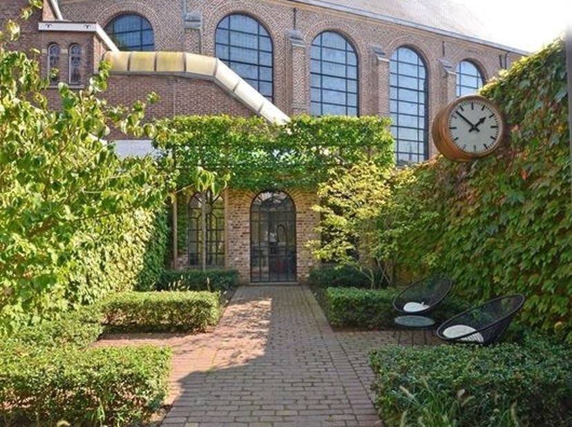 Deze uitzonderlijke stadswoning dateert uit ±1819, maar onderging in ±2002 een grondige renovatie onder leiding van architect Bart Lens. In 2018 werd