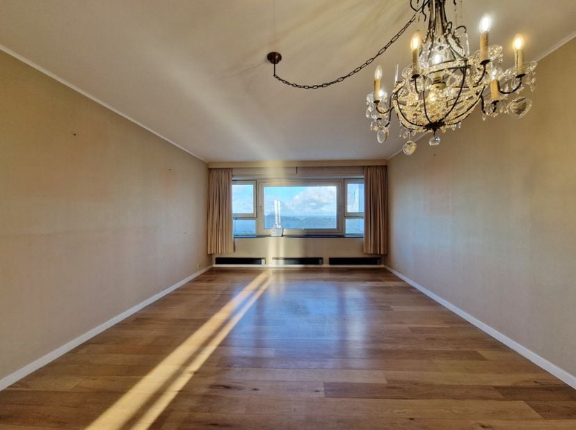 Doorloopappartement met prachtig zee- en duinzicht!&lt;br /&gt;
&lt;br /&gt;
Geniet van een unieke woonervaring in dit lichtrijke doorloopappartement op de tweede