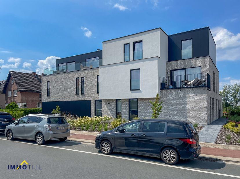 Garage à vendre
                    à 9300 Aalst
