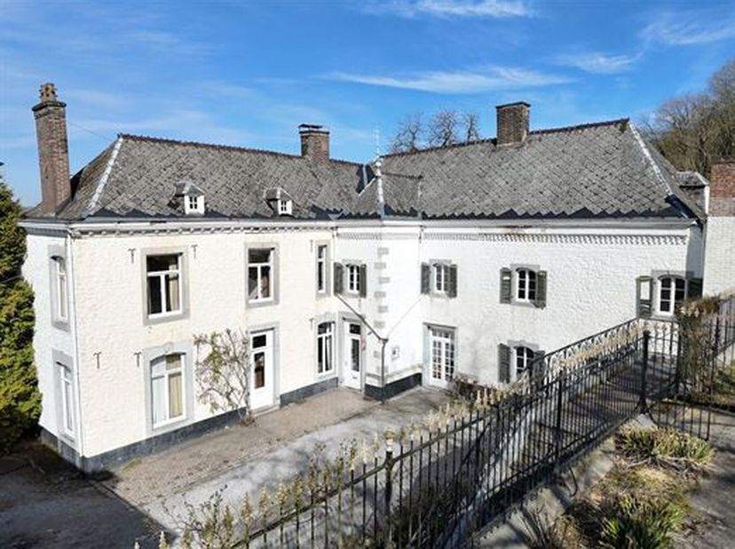 Élégante maison de caractère implantée au centre dun quartier très calme et historique de la ville.&lt;br /&gt;
Cette maison offre de nombreuses pièces de v
