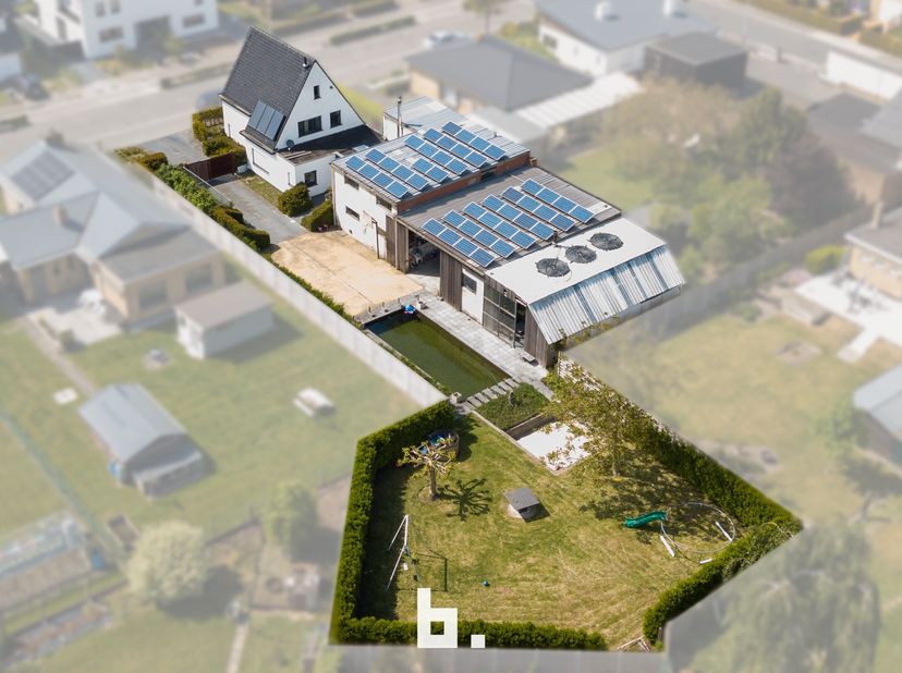 Deze unieke eigendom in het rustige Damme (Sijsele) bieden wij jullie te koop aan. Op een prachtig perceel met grote loods staat deze villa in een oas