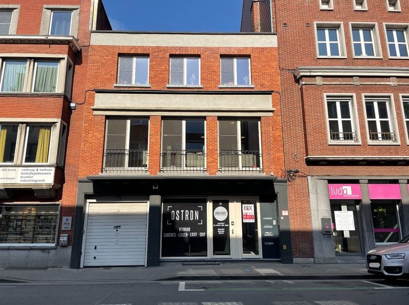 Een rustige stek in het centrum van Kortrijk .&lt;br /&gt;
Op de eerste verdieping van dit kleinschalig blokje bevindt zich aan de achterzijde dit gezellige