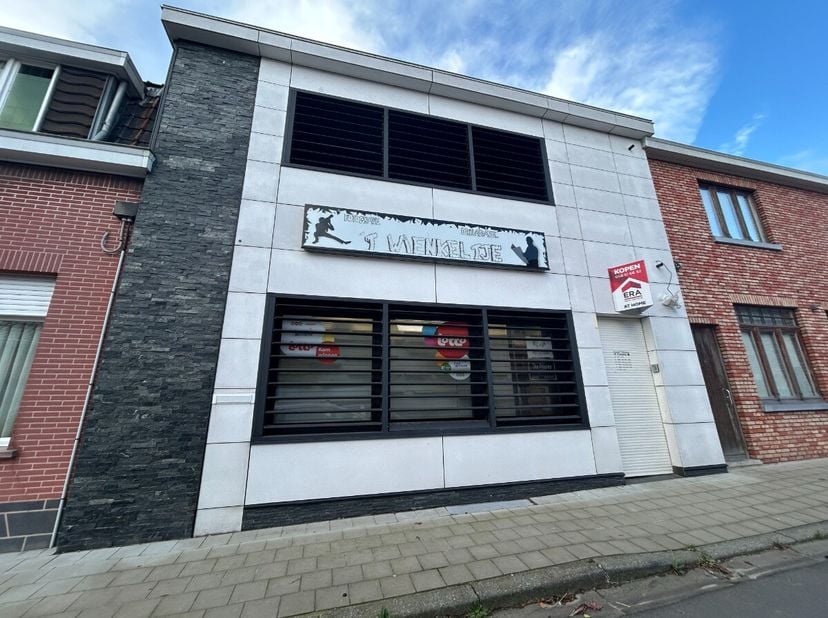 Beselare : Maiso avec 6 chambres et jardin.Disposition :Au rez-de-chaussée il y a une chembre de 50m², WC séparé, remise, salle de conduite, cuisine o