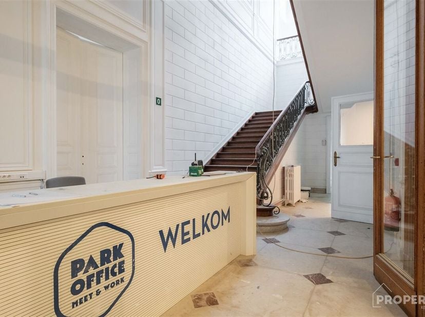 Gelegen in het hart van Kortrijk, biedt dit indrukwekkende kantoorpand een royale bruikbare oppervlakte van 228.35  m². Het historische karakter van h
