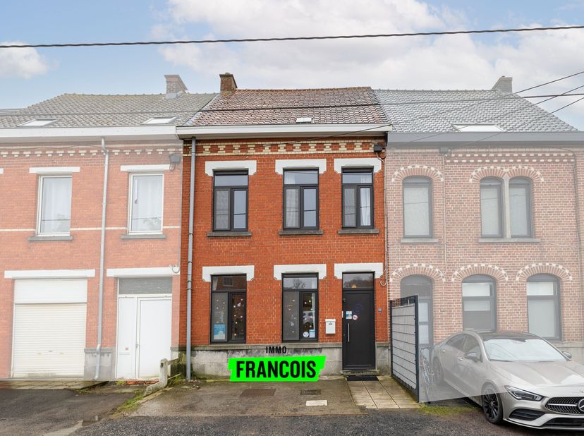 Net buiten het centrum van Ronse treffen we deze leuke woning in een rustige straat. De woning dient momenteel als kinderopvang maar is voorzien om mi