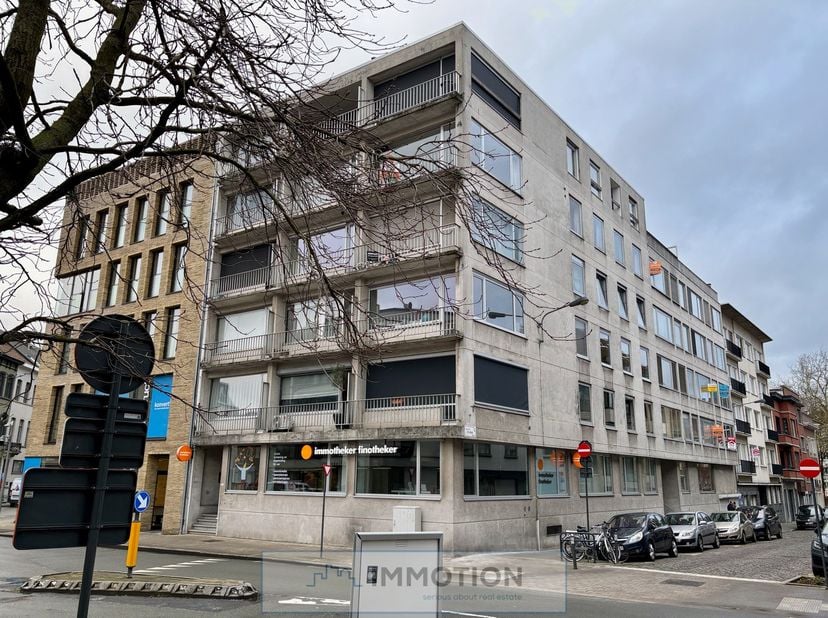 Afgesloten garagebox te koop in residentie Cristal Palace, gelegen in het centrum van de stad in de Jan-Baptist De Jonghestraat 1 (hoek Robbeplein, ei