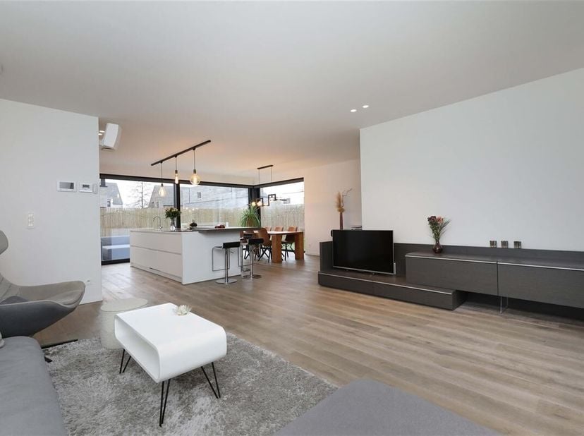 Stijlvolle nieuwbouwvilla met 3 slaapkamers en zonnige tuin in prachtige groene omgeving&lt;br /&gt;
Omgeving:&lt;br /&gt;
+ Rustig gelegen in het prachtig groen