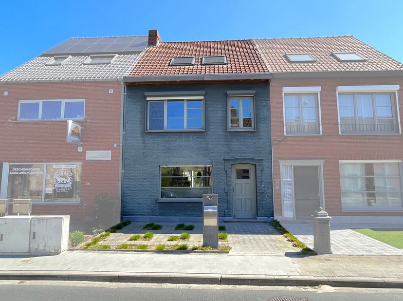 Deze instapklare woning geeft u onmiddellijk een aangenaam thuisgevoel. De woning is uitnodigend ingedeeld met een mooie inkomhal, open living met zit