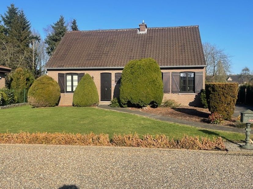 Zeer rustig gelegen woning met wat opknapwerk.  Nabij de school, wandel- en fietspaden, bossen en velden.&lt;br /&gt;
Zeer goede verbinding met Lanaken, Maa