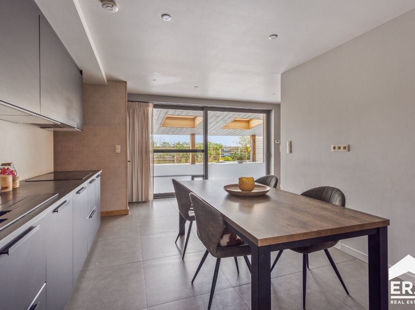 Zeer ruime en gerenoveerde woning met zwembad in NoorderwijkDeze gerenoveerde woning biedt maar liefst 284 m² bewoonbare oppervlakte en is volledig in