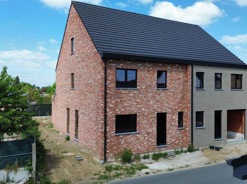 Casco nog af te werken halfopen nieuwbouwwoning te Oudegem, gelegen op wandelafstand van de dijk en het wandelpad langs de Dender, en op fietsafstand