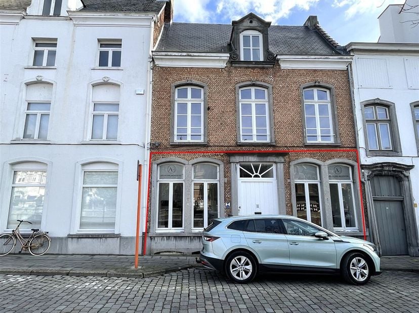 Handels gelijkvloers op TOPlocatie in Lier!&lt;br /&gt;
Ligging: Het pand is gelegen vlak aan het centrum van Lier.&lt;br /&gt;
Beschrijving: Dit handelspand heef
