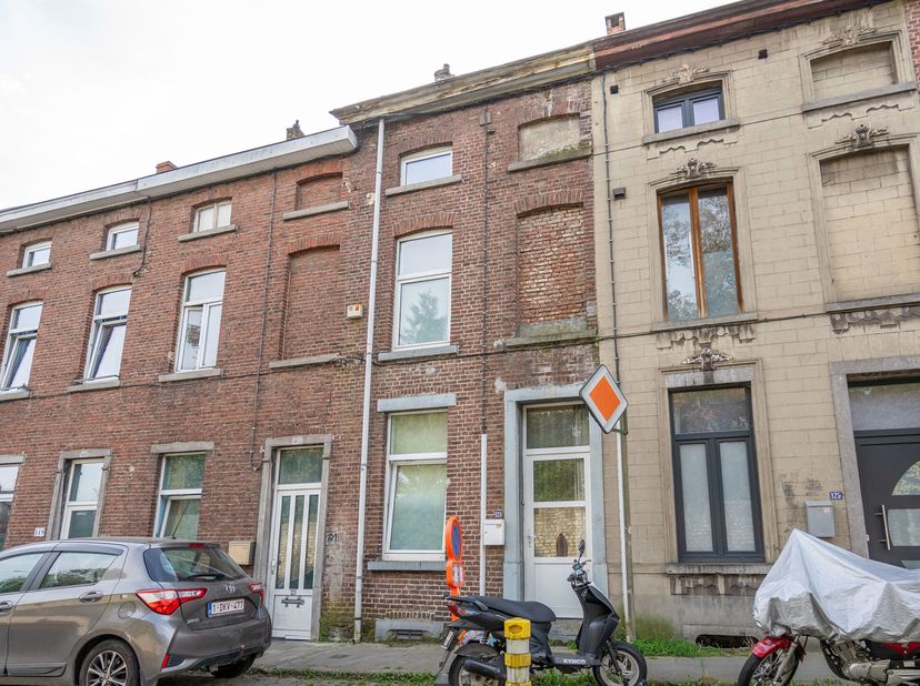 Charmante maison de +/- 107m² habitables (selon PEB) et de +/- 120m² au total, idéalement située à proximité de toutes commodités. Elle se compose au