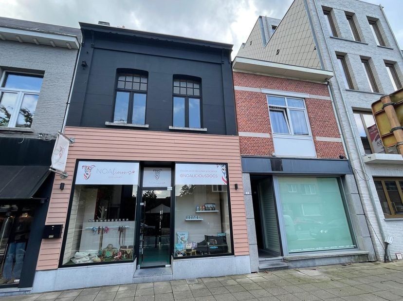 Commercieel gelijkvloers op supercentrale ligging in het winkelcentrum van Brasschaat.&lt;br /&gt;
&lt;br /&gt;
Het gelijkvloers geniet een oppervlakte van +/- 66