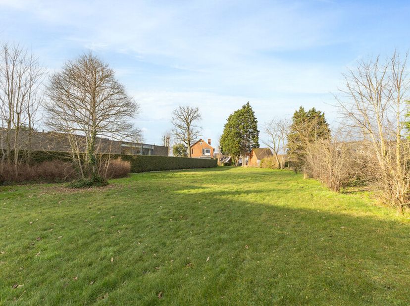 Sint-Idesbald : Unieke kans! Bouwgrond van 1.316 m² in een rustige, residentiële villawijk aan de Willem Elsschotlaan 5, Sint-Idesbald. Deze topliggin