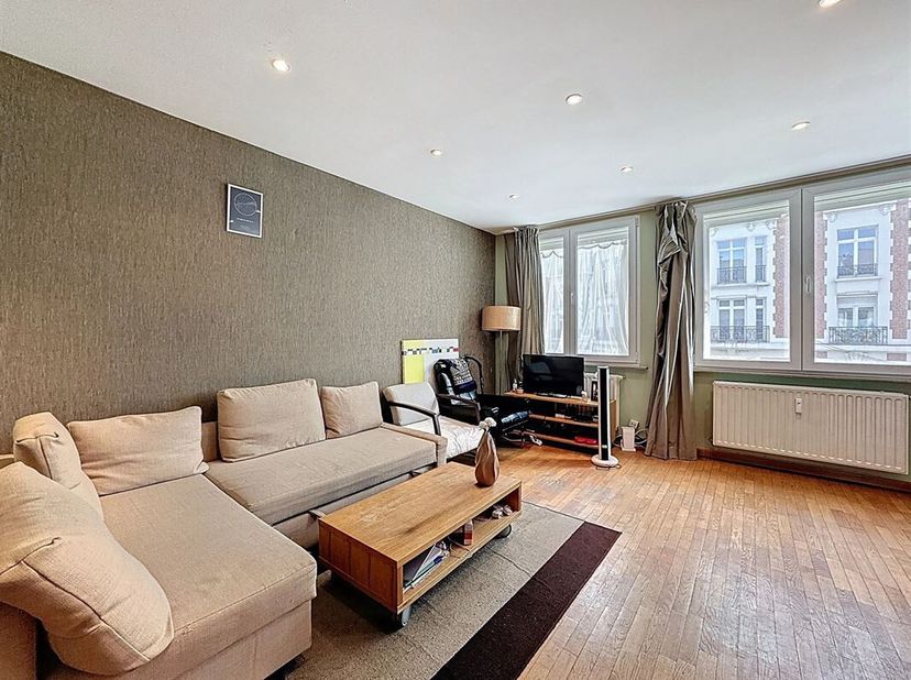 Quartier Dansaert - Loft meublé de +/-60m² situé au 2ème étage d&#039;un immeuble de 3 étages composé comme suit : un hall d&#039;entrée, un espace séjour avec