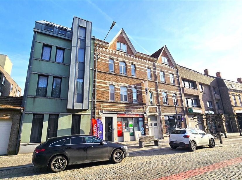 Investeringseigendom, bestaande uit 11 verhuurde eenheden (9 appartementen, met terrassen en 2 handelsruimtes). De eigendom biedt een netto-rendement