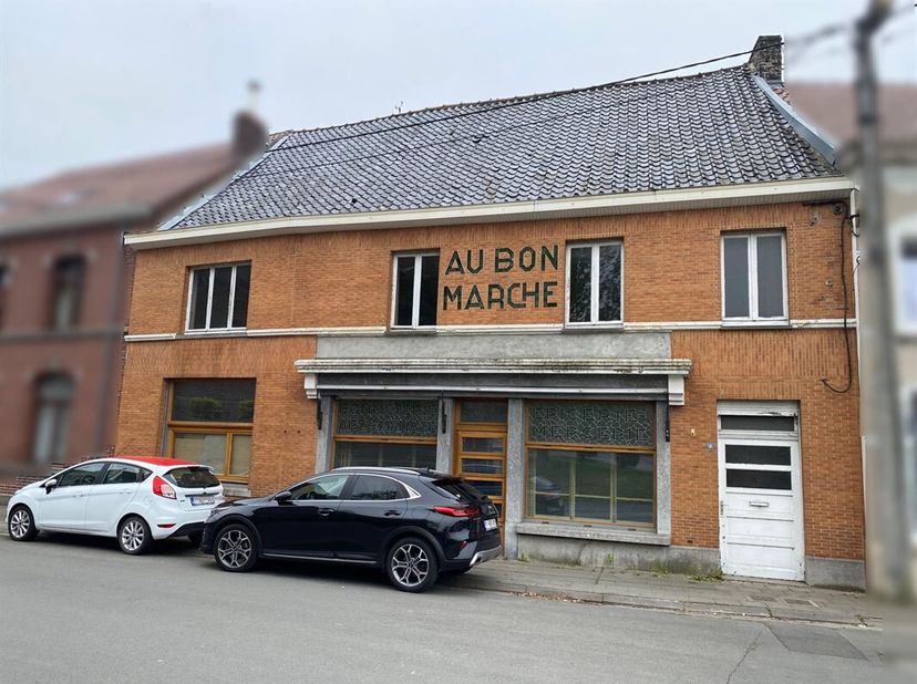 Beleggingspand (2 woningen met bijgebouwen), momenteel in renovatie, gelegen in het centrum van het dorp Wiers op 4 are.&lt;br /&gt;
Het appartement op de b