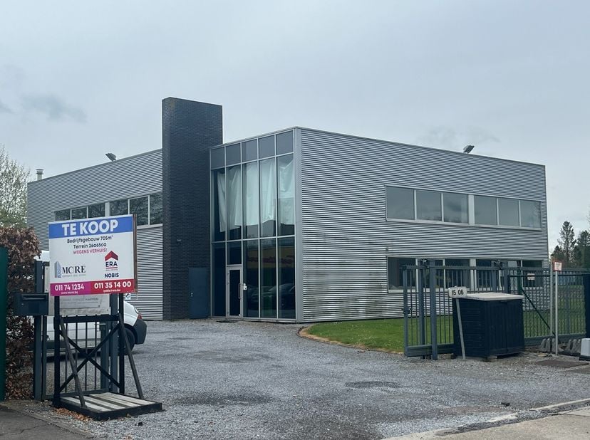 Dit bedrijfsgebouw van 705m² is gelegen op een perceel van 26a65ca in bedrijvenzone Daelemveld in Herk-de-Stad langs de N2 Hasselt-Diest met de op- en