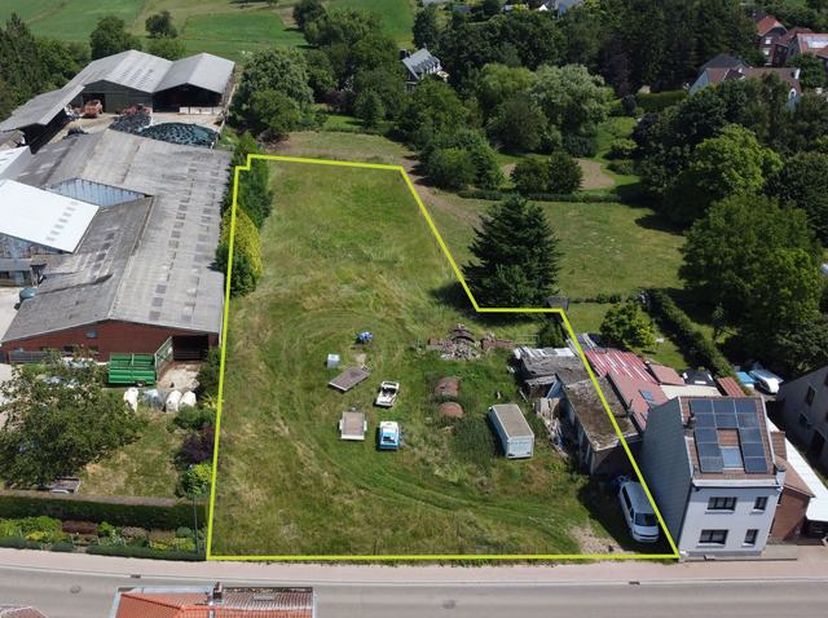 Magnifique terrain pour une maison unifamiliale en lotissement ouvert (ou semi-ouvert si souhaité). Le terrain est situé en zone d’habitat à caractère