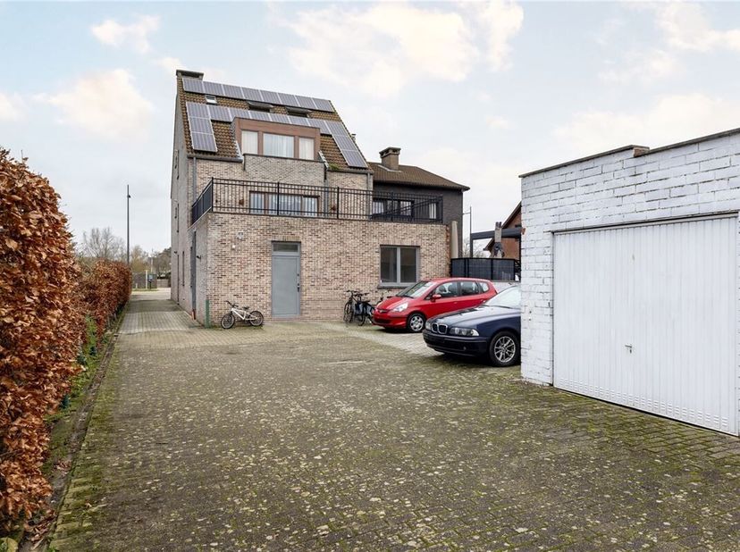 Centraal en gunstig gelegen appartement met 2 slaapkamers én terras&lt;br /&gt;
Omgeving:&lt;br /&gt;
+ Gunstig en centraal gelegen, net buiten de Grote Ring van