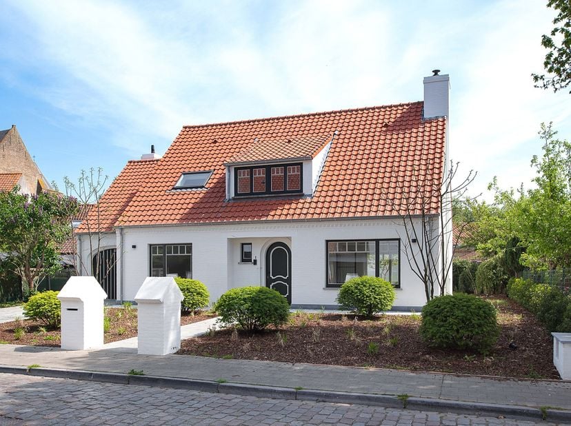 In het schilderachtige Lissewege, op wandelafstand van het dorpscentrum en de kerk, bevindt zich deze smaakvol gerenoveerde open bebouwing op een perc