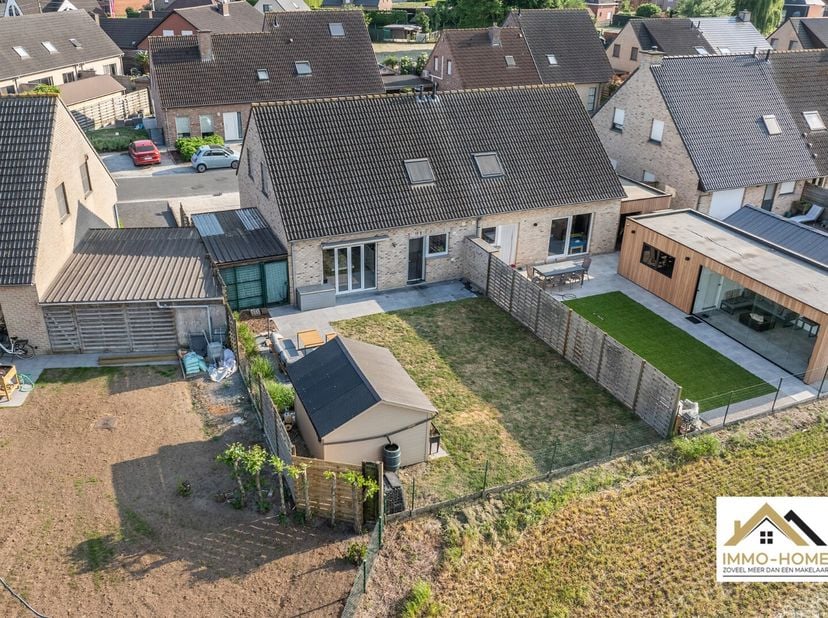Deze mooi onderhouden halfopen bebouwing ontvangt je in een leuke inkomhal met gastentoilet. Zo kom je verder tot in de mooie leefruimte, waar een bij