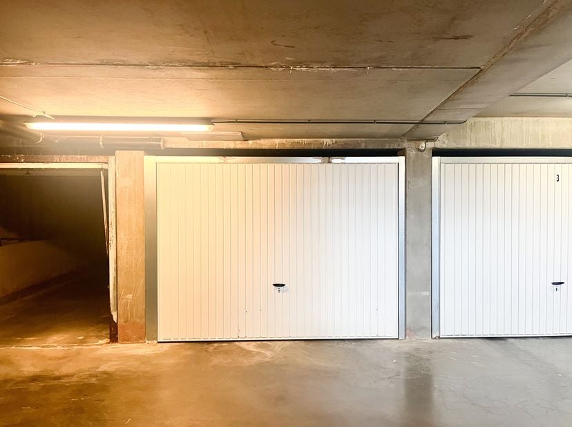 Spacieux box garage situé au niveau -1, entrée facile&lt;br /&gt;
Acces pas la Astridlaan – Vente en pleine propriété&lt;br /&gt;
Dimensions : 3,05 m x 7,09 m&lt;br