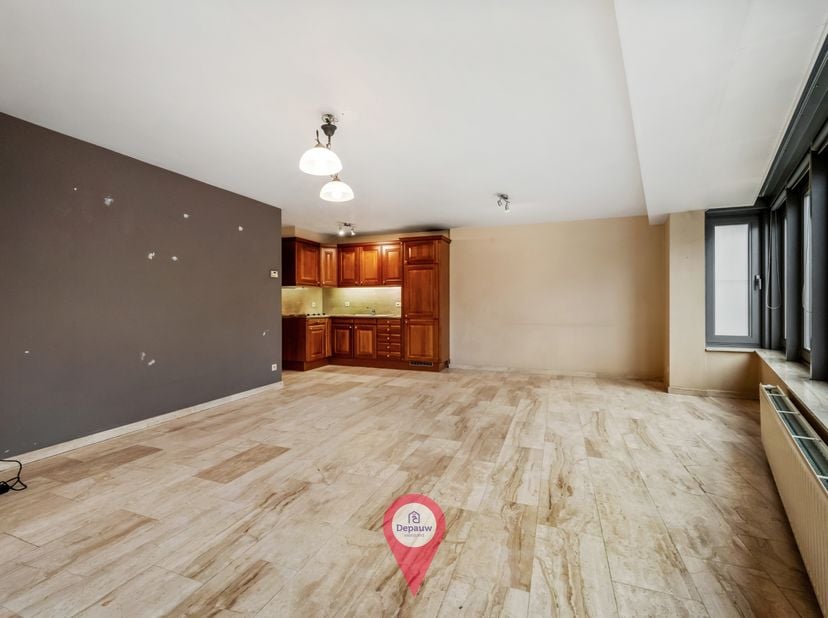 Instapklaar appartement in het bruisende centrum van Wetteren, vlakbij alle winkels, horeca, openbaar vervoer,... Indeling: inkomhal, apart toilet, li