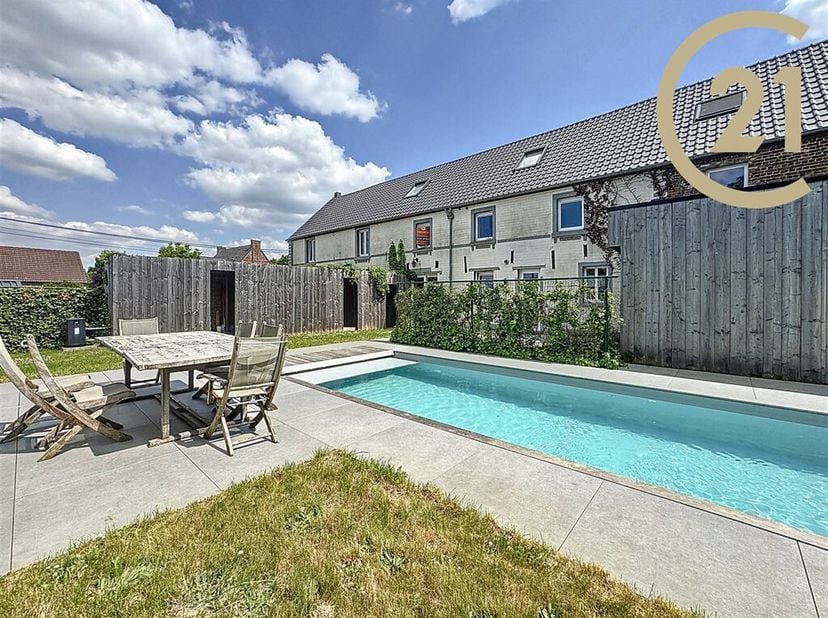 Découvrez cette charmante maison située à Grand-Rosière-Hottomont, offrant un espace de vie spacieux et confortable de 227 m². Ce bien exceptionnel di