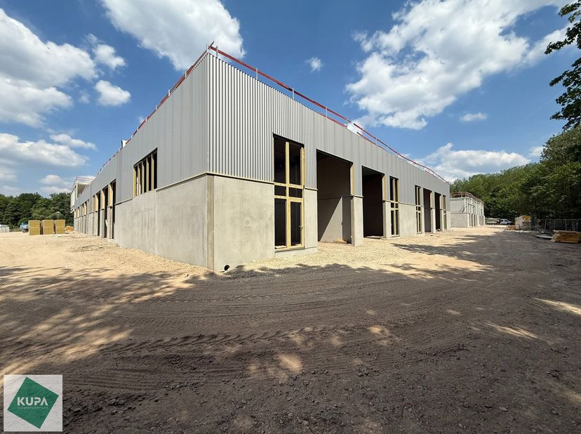 Nieuwbouw KMO Unit van 164m² met 2 parkeerplaatsen te huur op de voormalige papierfabriek site Catala in Drogenbos. Catala Business Park, bestaande ui