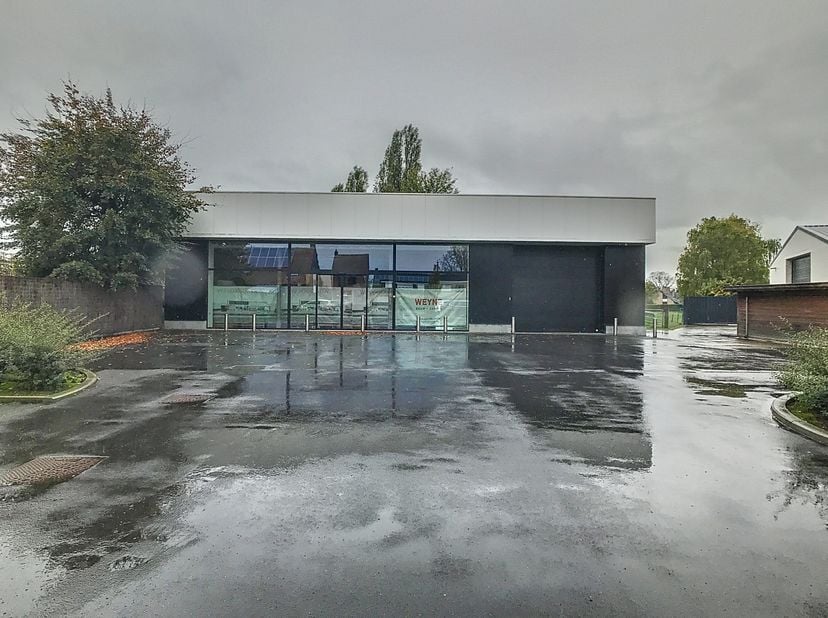 Local commercial à louer d&#039;environ 670 m² avec parking privé à Zarren, situé entre Roeselare et Dixmude.&lt;br /&gt;
Espace ouvert avec une grande fenêtre v