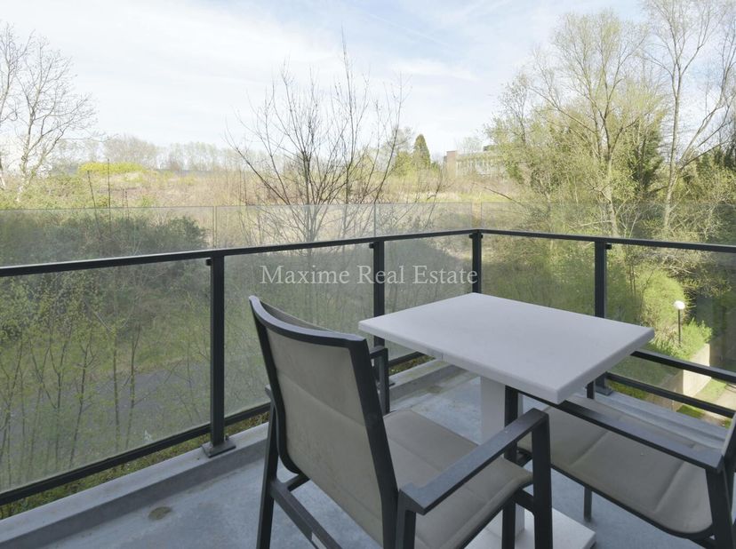 MAXIME REAL ESTATE vous propose cet agréable studio lumineux.&lt;br /&gt;
Excellente situation à proximité du CORA-ROODEBEEK,des transports en commun (bus),