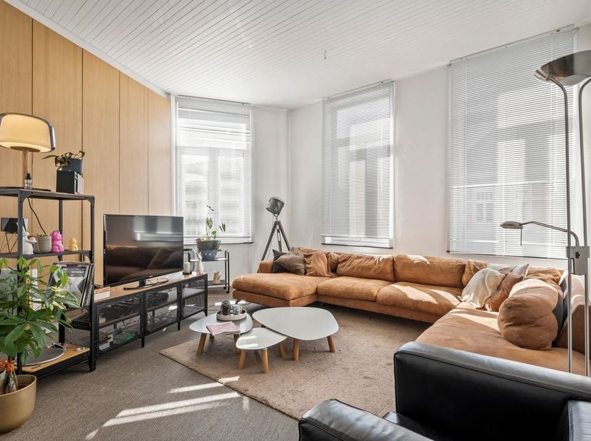 Ontdek deze prachtige, goed onderhouden hoekwoning met heel wat mogelijkheden om wonen en werken te combineren. Deze woning heeft een vergunde 2de ink