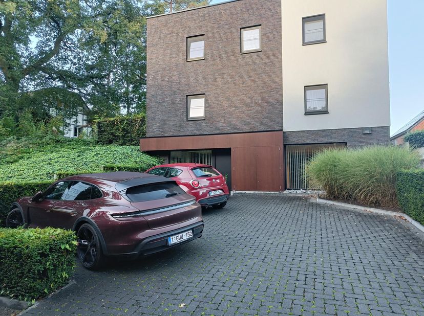 Mooi ingerichte bureelruimte te huur op het gelijkvloers. Volledig ingericht met meubilair en kasten beschikbaar.&lt;br /&gt;
De bureelruimte die te huur st