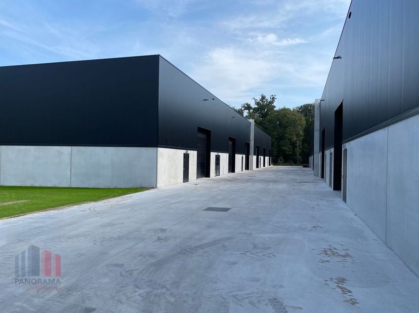 KMO-unit van 280 m² te huur, de unit maakt deel uit van het &quot;Stuckens Business Park&quot; en is strategisch gelegen in Buggenhout, aan de rand van het Bugg