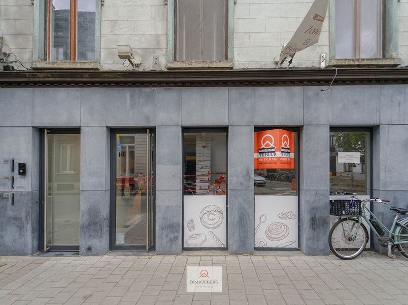 Dit handelspand bevindt zich in het centrum van Gent tussen Brabantdam, Sint-Annaplein en Hippoliet Lippensplein. Het pand bestaat uit een gelijkvloer