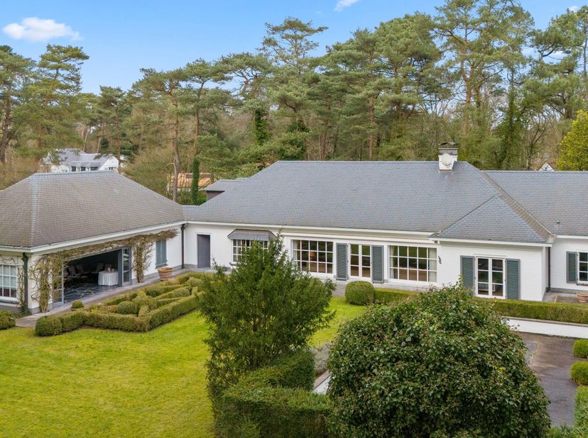 Wij hebben het genoegen deze tijdloze villa naar een ontwerp van architect Beeck te koop aan te bieden. Deze exclusieve woning op een prachtig perceel