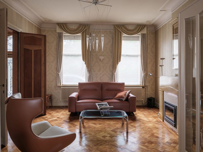 Welkom in dit majestueus Burgerhuis in de Langemuntstraat, een van de meest historische straten van Zele. Ooit een bruisende verbindingsweg met brouwe