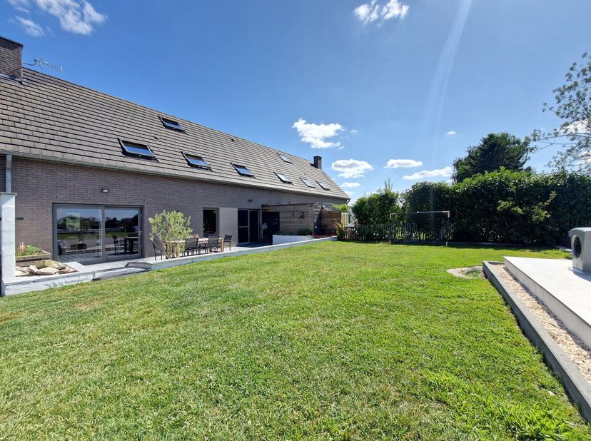 Ontdek dit prachtige pand van 200 m² woonoppervlak, ingericht met een prachtig aangelegde tuin, twee terrassen, een verwarmd zwembad en een garage, al