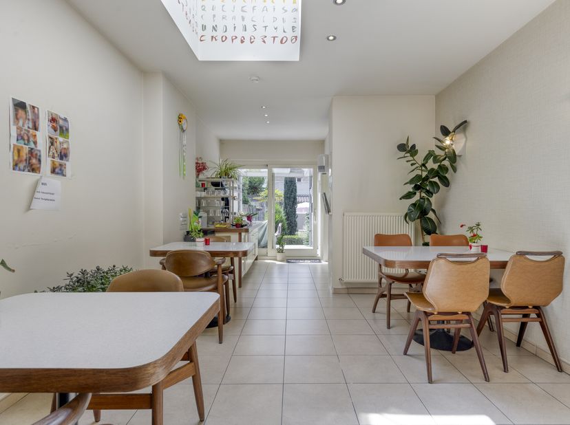 Ontdek deze prachtig gerenoveerde woning met tuin, idyllisch gelegen nabij de Coupure in Brugge. Dit unieke pand combineert de charme van een historis