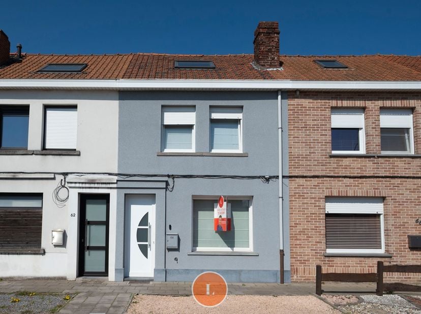 Deze instapklare woning gelegen op &quot; Ons Dorp&quot; in Menen is op zoek naar zijn nieuwe eigenaars!&lt;br /&gt;
&lt;br /&gt;
We betreden de woning via de inkomhal.&lt;br